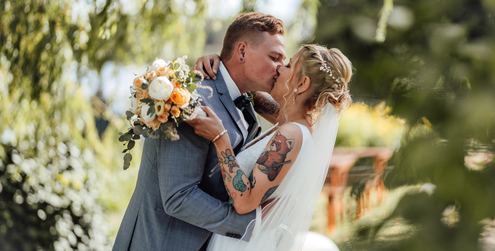 Hochzeitspaar Kuss mit Tattoos