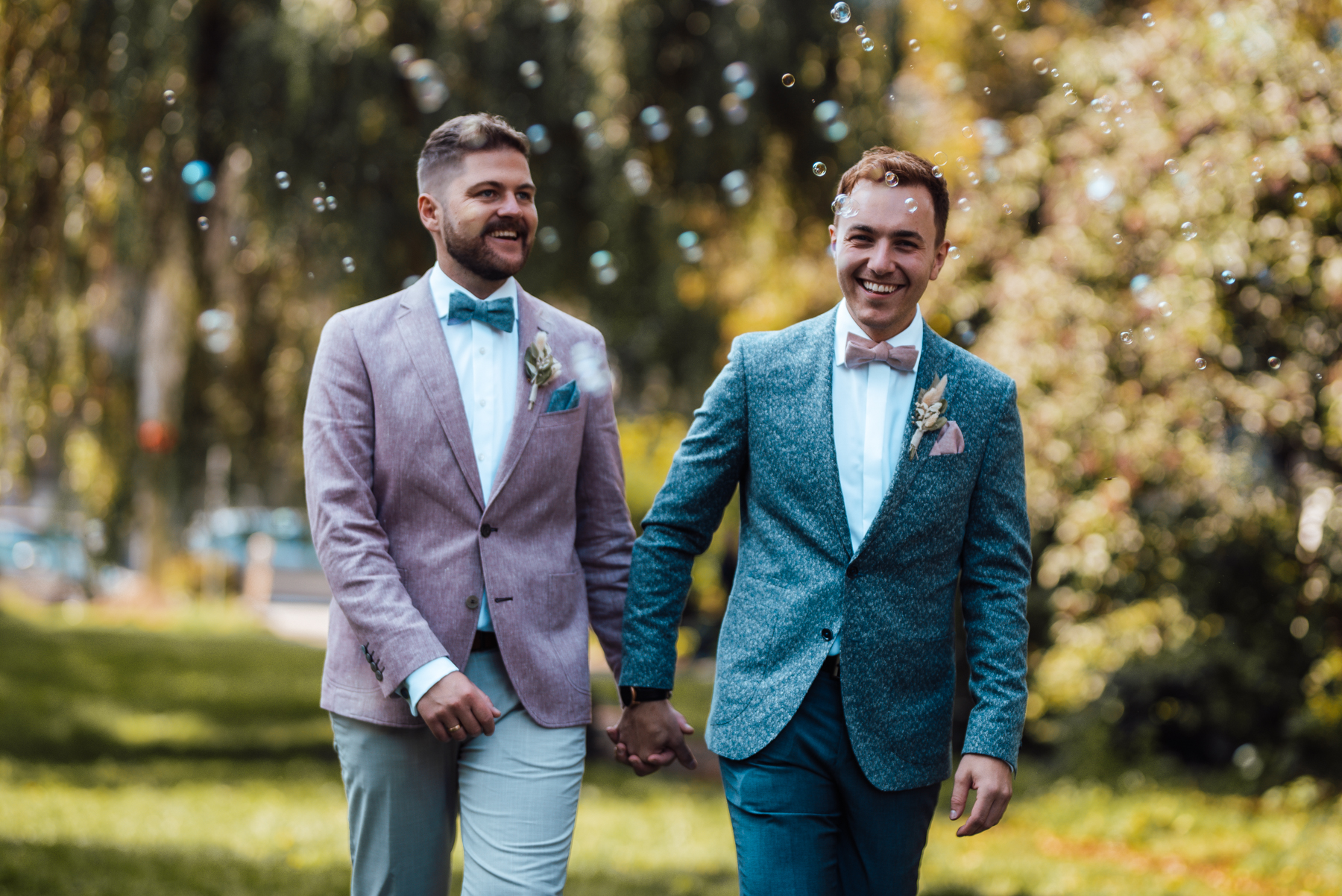 Homo-Ehepaar, Hand in Hand mit Seifenblasen
