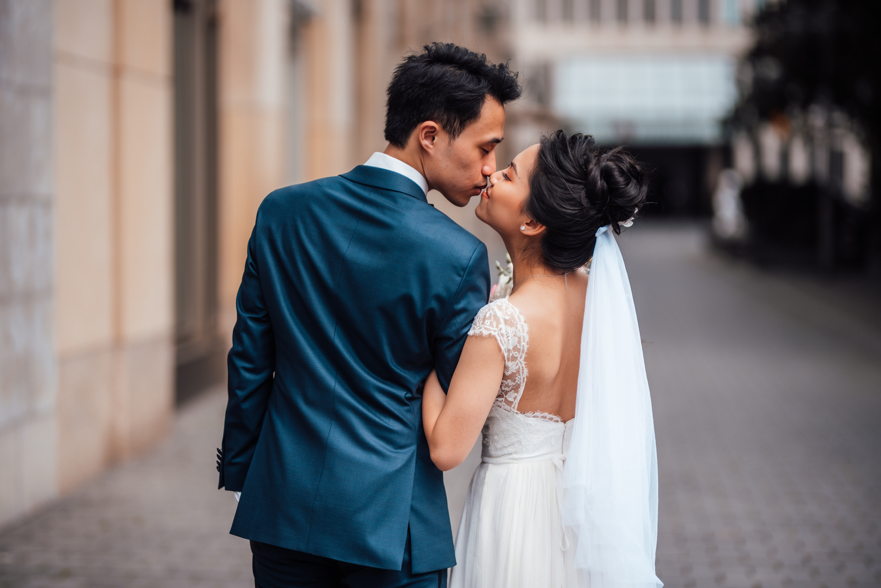Kuss eines asiatischen Brautpaares