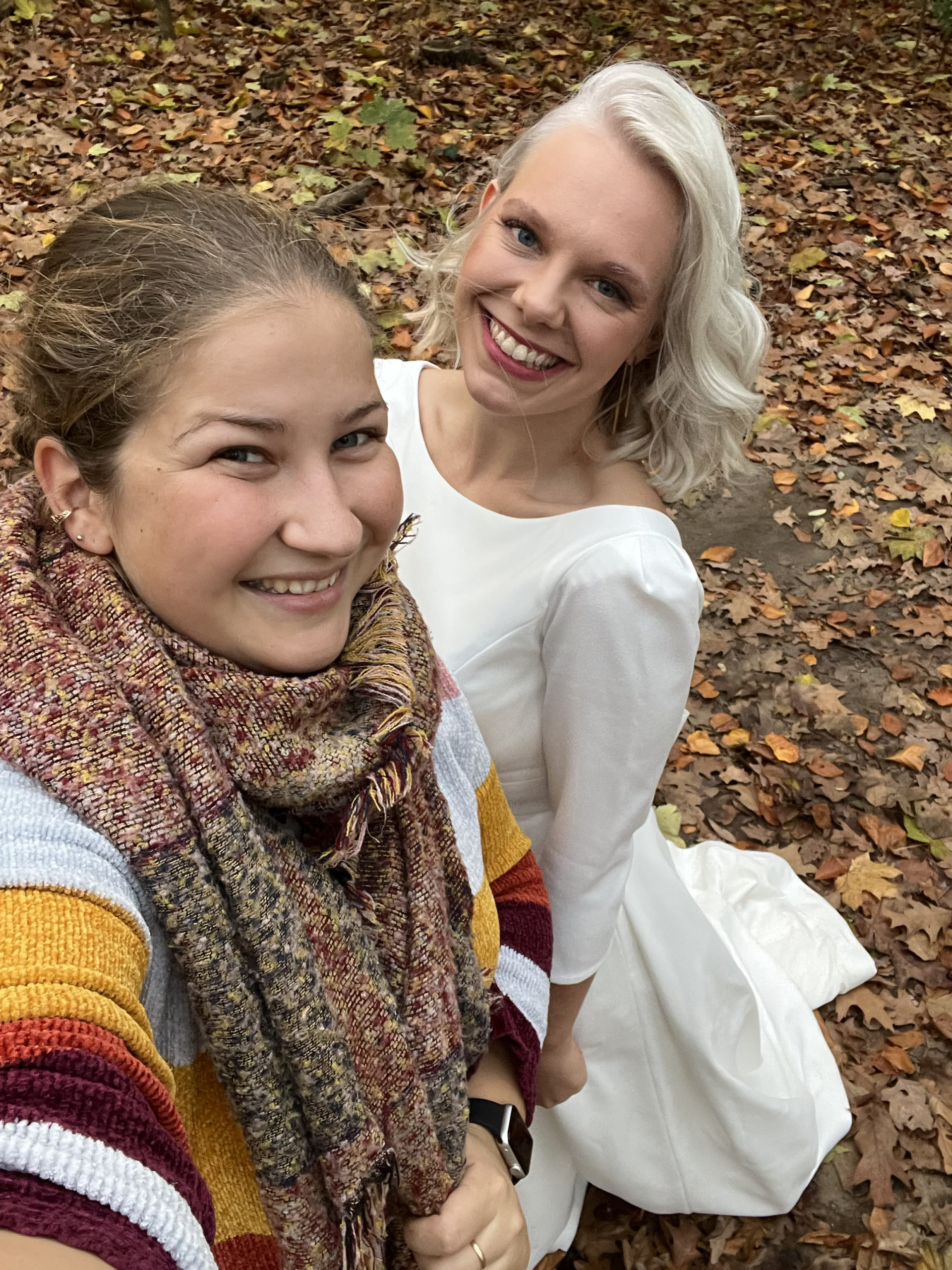 Selfie von Milena mit einer Braut im Herbst