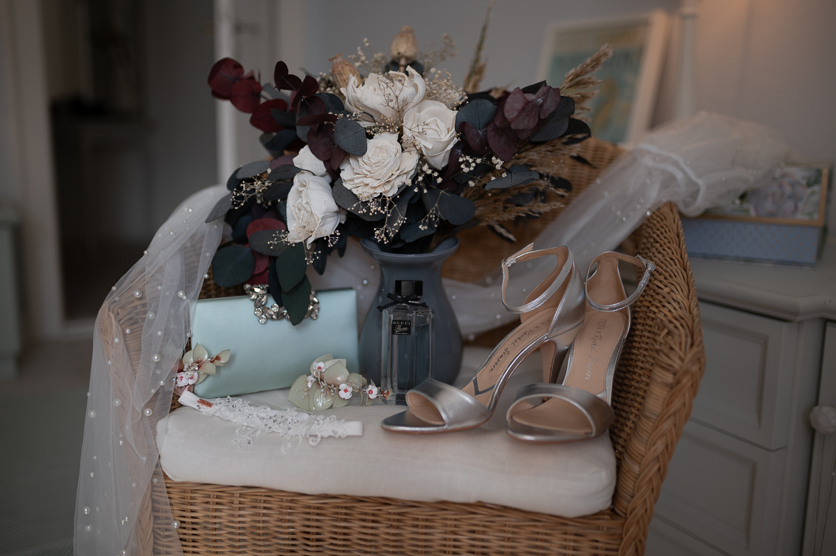 Brautpaar an einer Backsteinmauer - vor der Bearbeitung